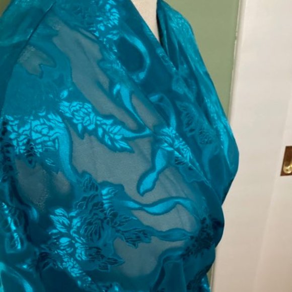 Victoria's Secret Vintage Floral Robe - Picture 2 of 12